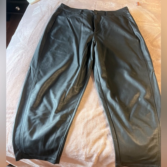 Zara  black oversized leatherette pants - Picture 2 of 2
